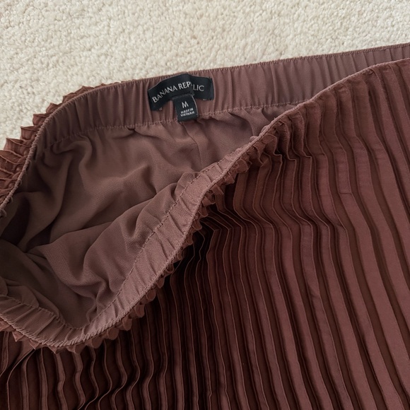 Banana Republic Pleated Brown Skirt - Picture 2 of 4